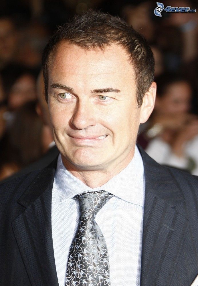 Julian McMahon, grimace, homme en costume