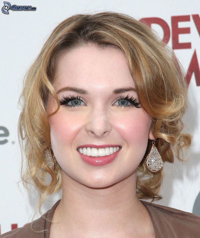 Kirsten Prout, sourire