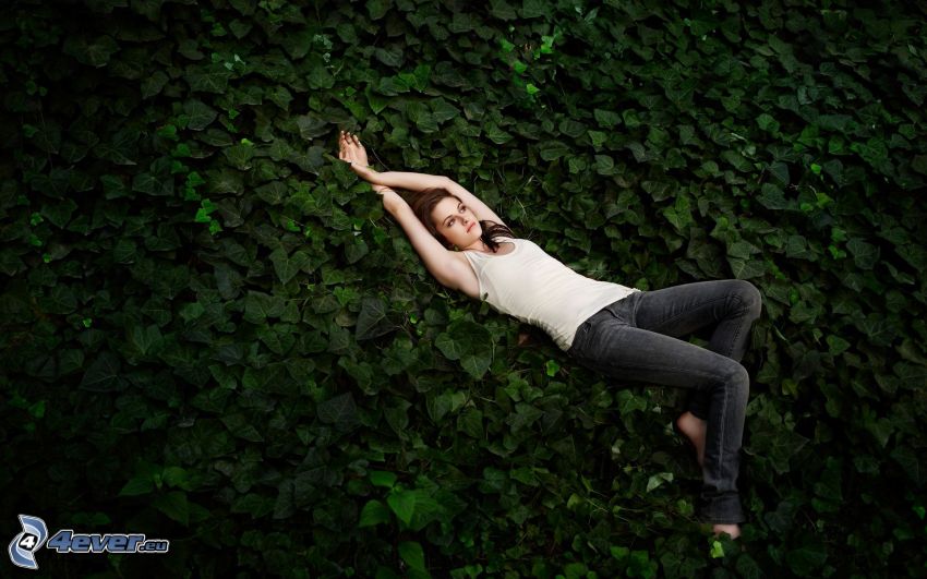 Kristen Stewart, lierre, feuilles