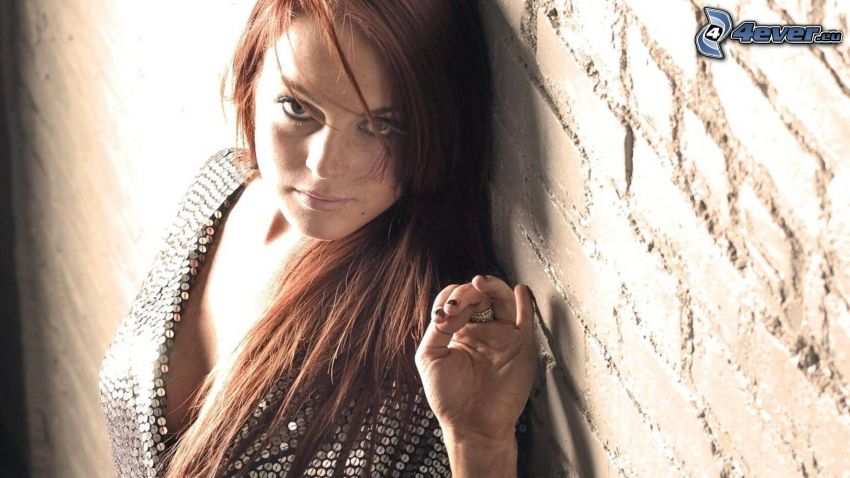 Lindsay Lohan, mur de briques