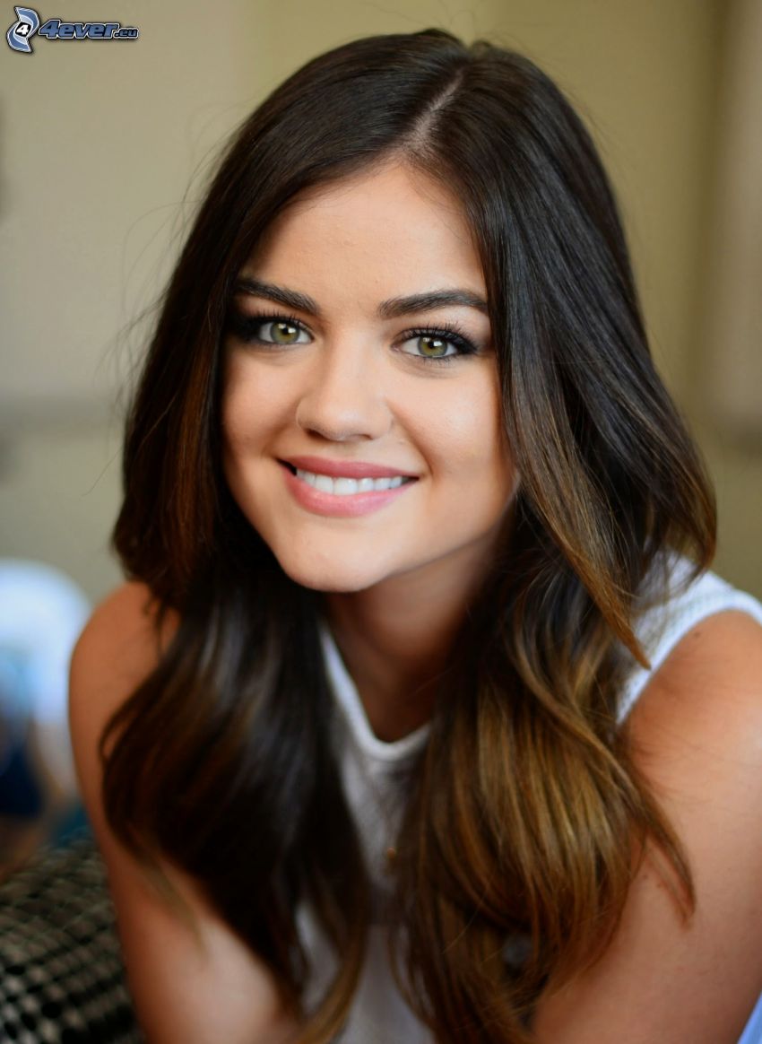 Lucy Hale, sourire