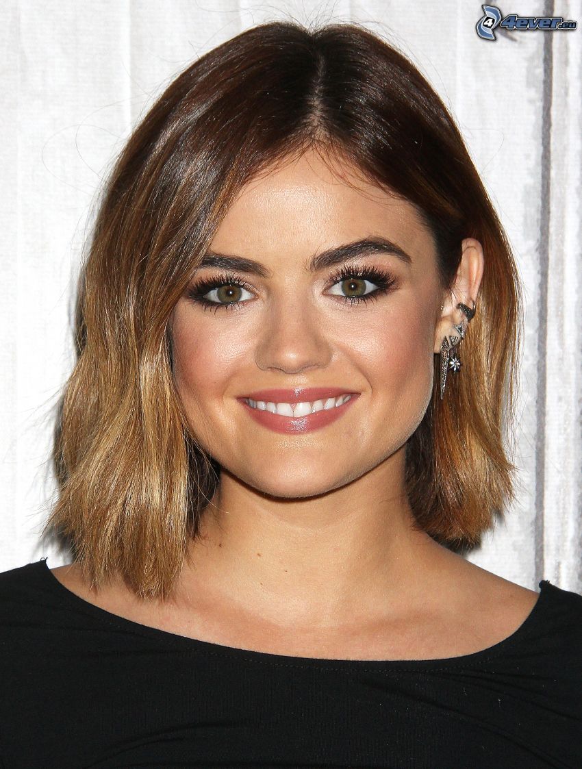 Lucy Hale, sourire