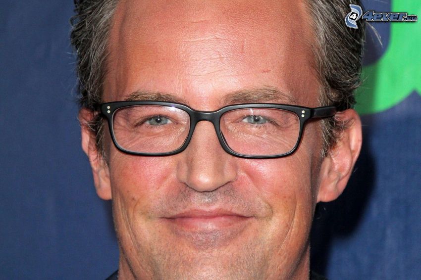 Matthew Perry, homme avec des lunettes