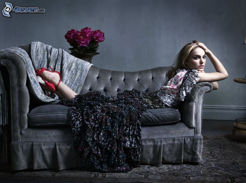 Natalie Portman, blonde sur le canapé