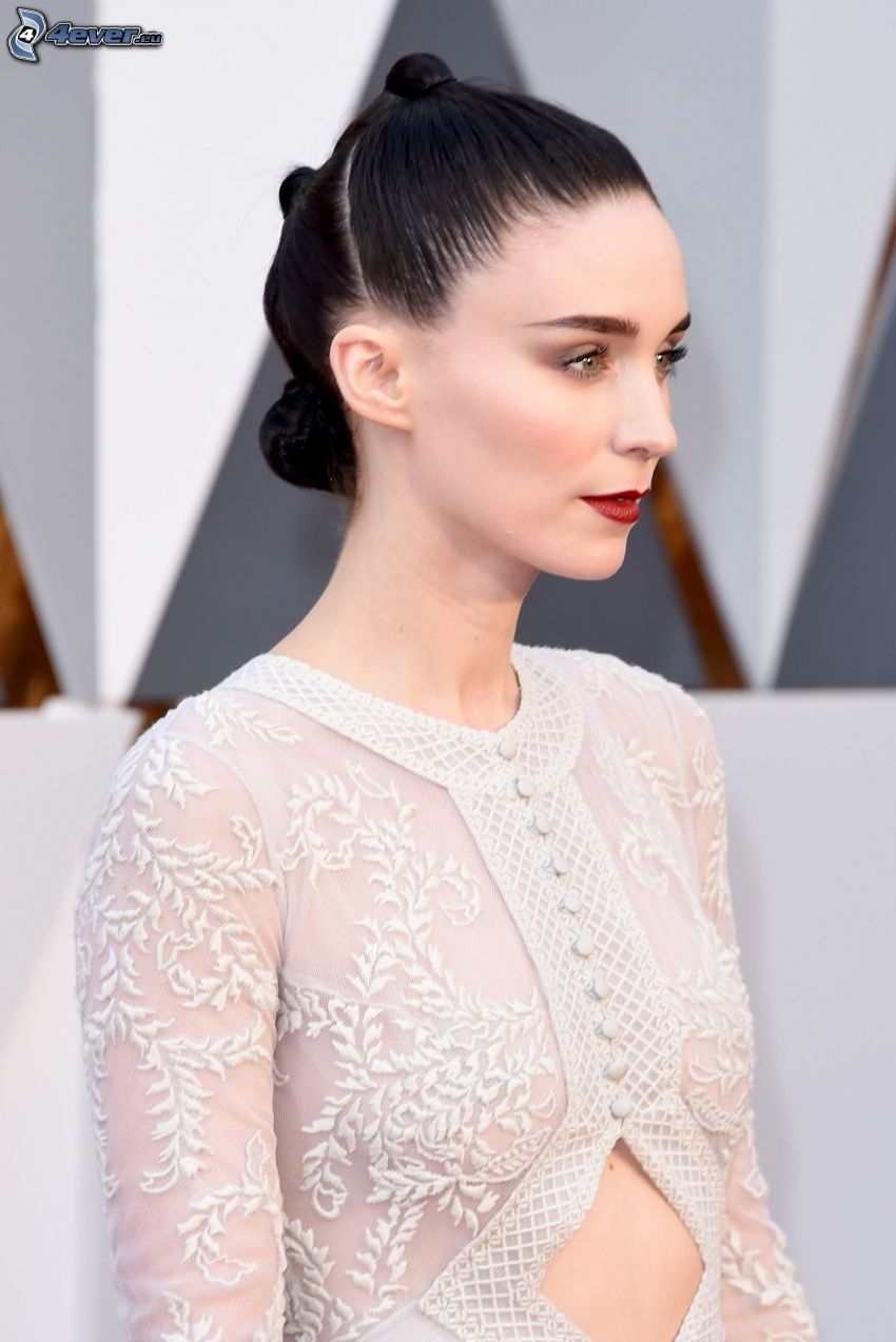 Rooney Mara, lèvres rouges, robe blanche