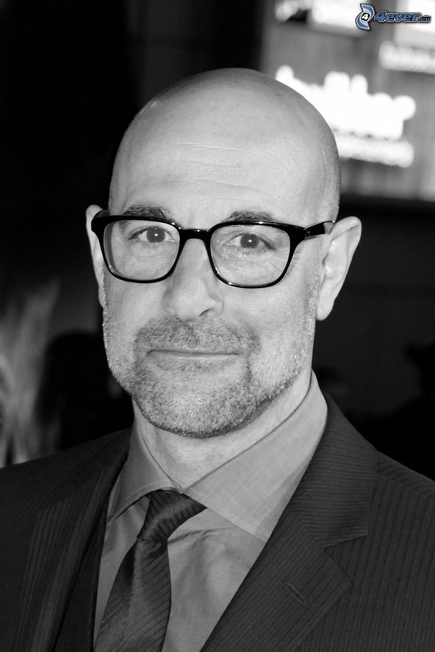 Stanley Tucci, homme avec des lunettes, photo noir et blanc