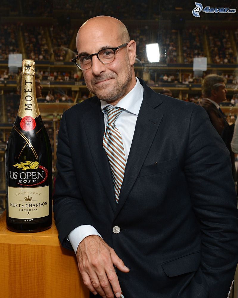 Stanley Tucci, homme en costume, champagne
