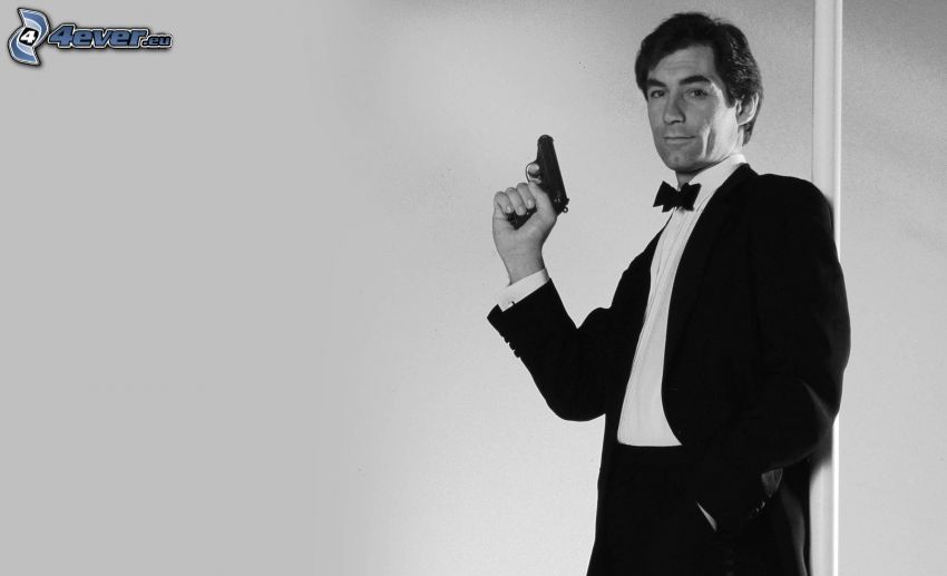 Timothy Dalton, photo noir et blanc, homme avec un fusil