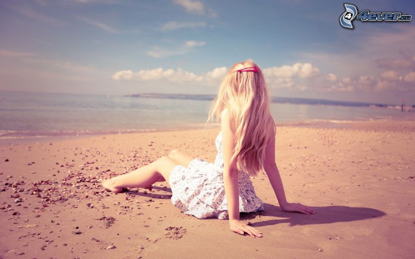 blonde sur la plage, mer