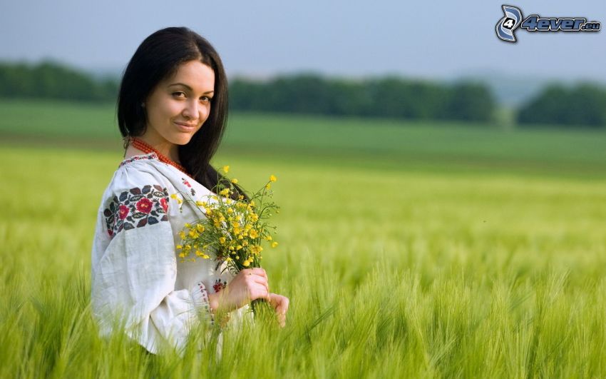 la fille sur le champ, costume traditionnel, fleurs, prairie