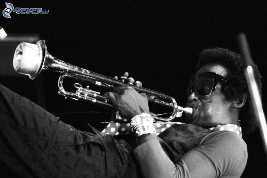 Miles Davis, jeux de trompette, photo noir et blanc