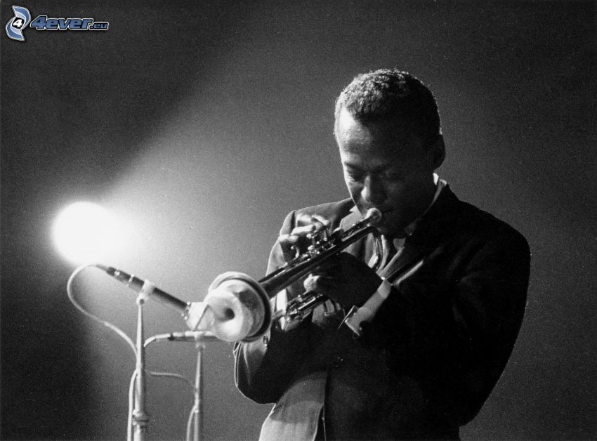 Miles Davis, jeux de trompette, photo noir et blanc