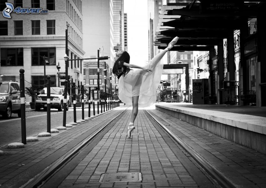 ballerine, piste de tramway, rue, photo noir et blanc