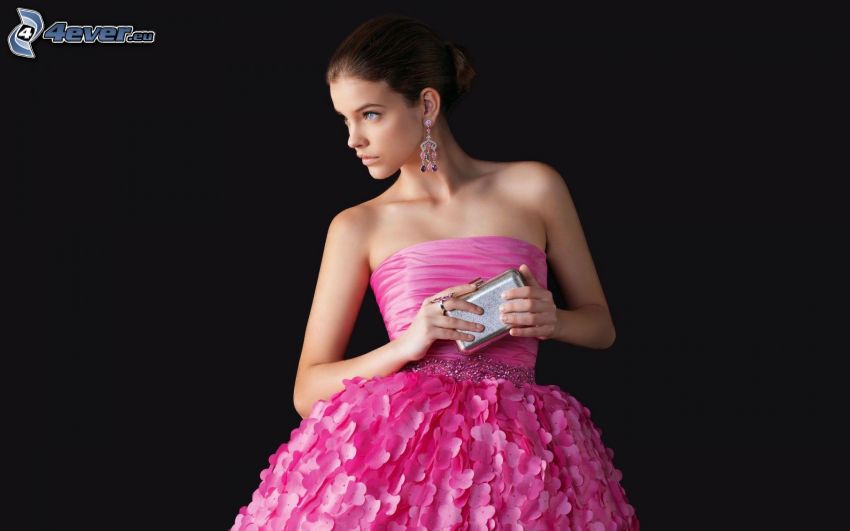 Barbara Palvin, modèle, robe rose
