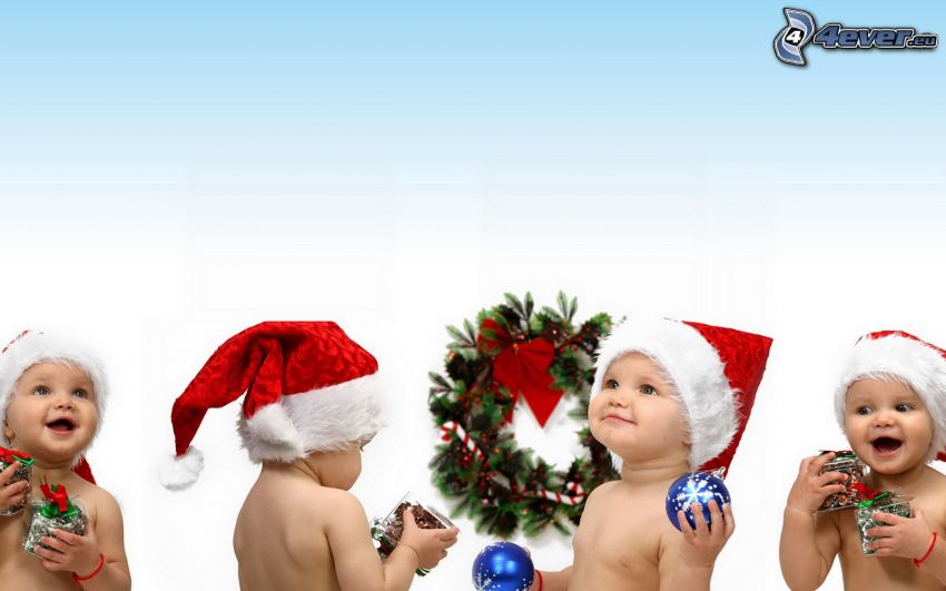 bébé du noël, chapeau de Noel, boules de Noël, cadeaux, guirlande, joie