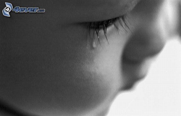 bébé qui pleure, yeux tristes