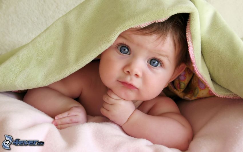 bébé sous une couverture