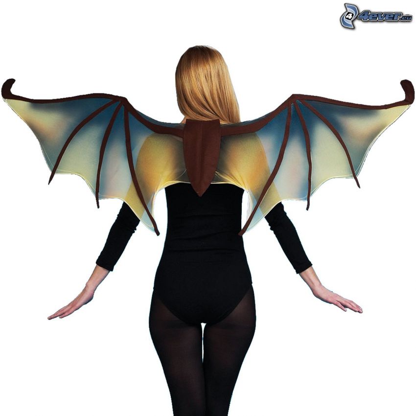 femme avec des ailes, ailes de chauve-souris, costume