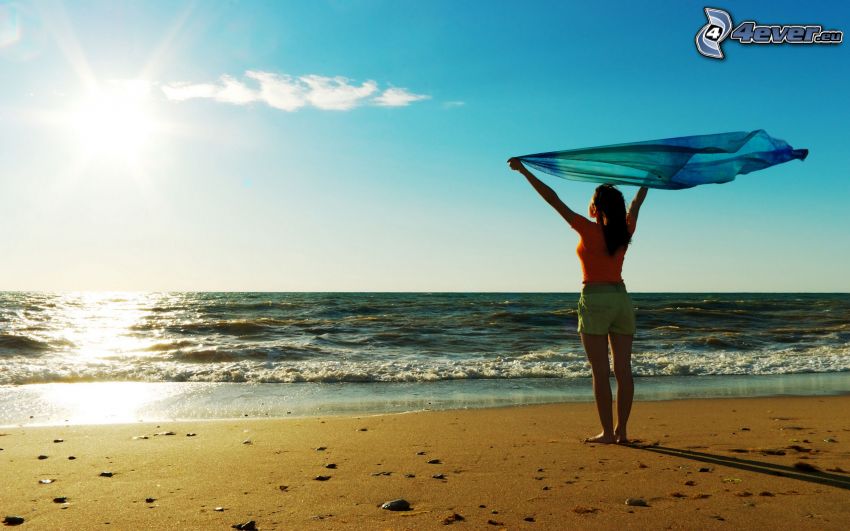 femme sur la plage, écharpe, mer, soleil