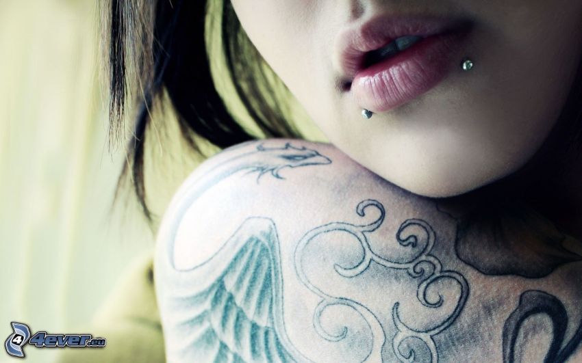 femme tatouée, piercing, lèvres
