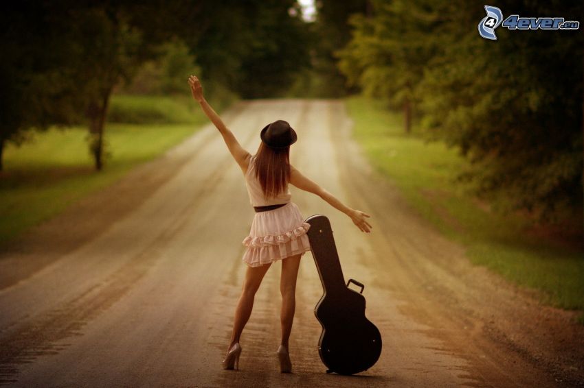 fille avec une guitare, minirobe, route droite