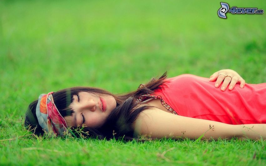 fille dans l'herbe, dormir