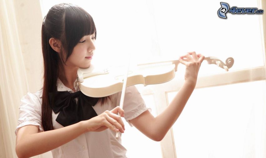 fille jouante du violoncelle, asiatique