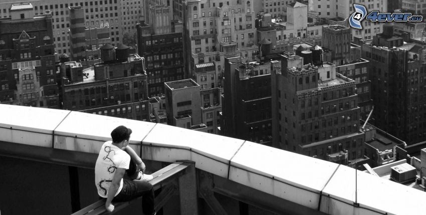 garçon, vue sur la ville, photo noir et blanc