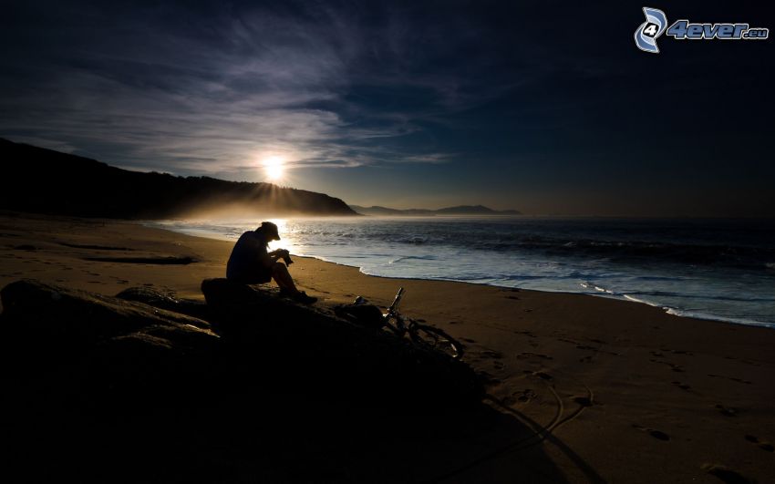 homme sur la plage, coucher du soleil sombre, plage de sable, mer, plage au couchage du soleil