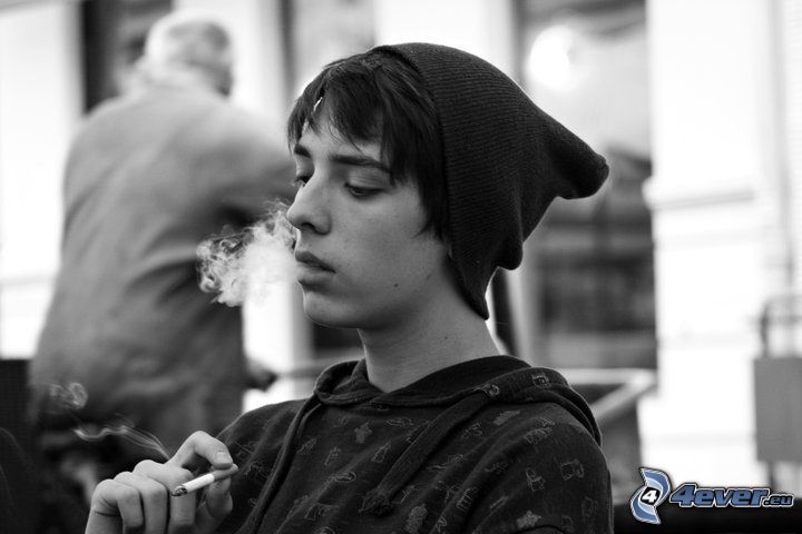 le garçon avec une cigarette