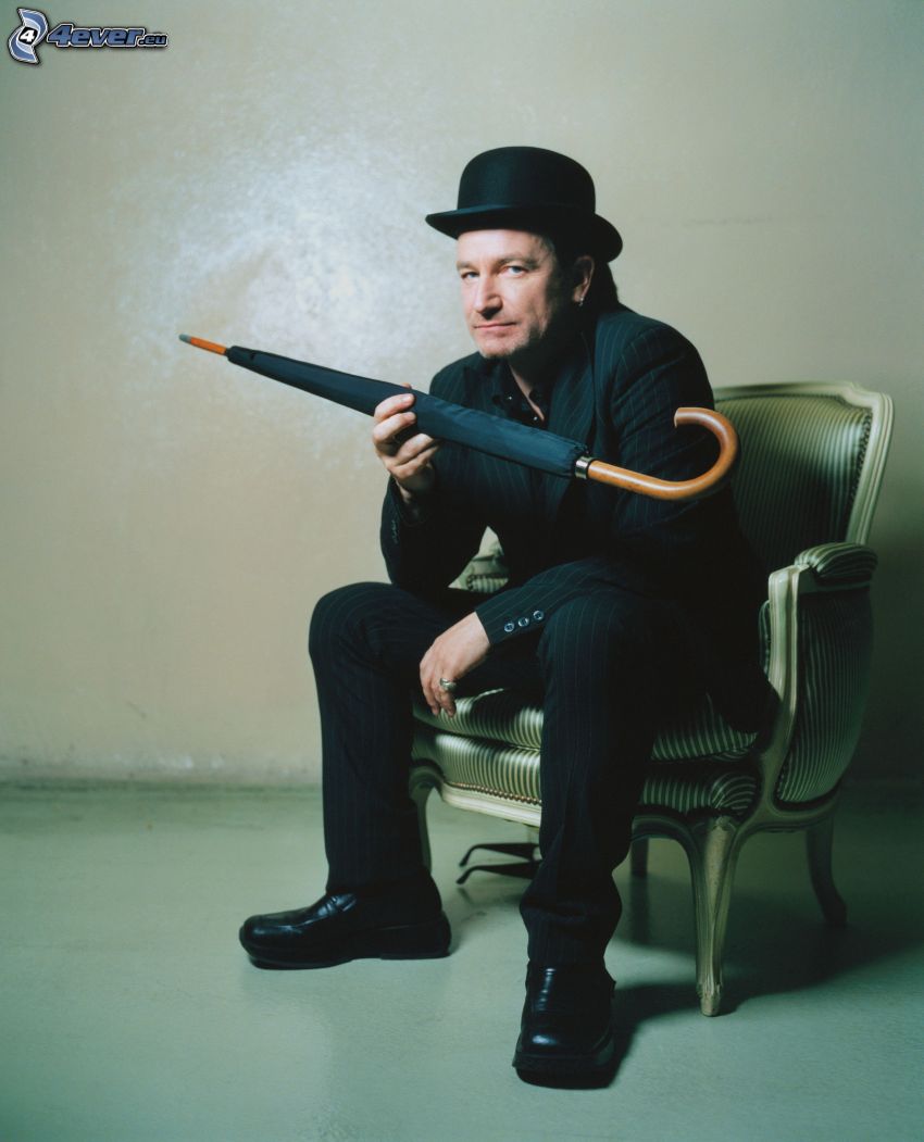 Bono Vox, homme en costume, parapluie, un homme dans un chapeau
