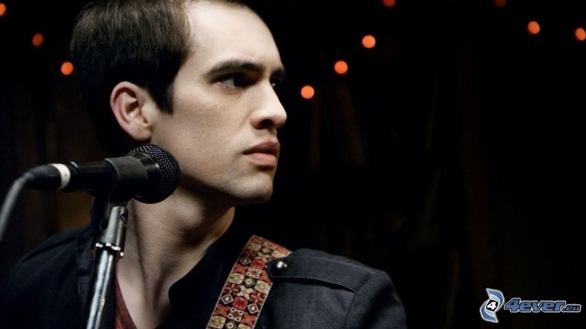 Brendon Urie, microphone