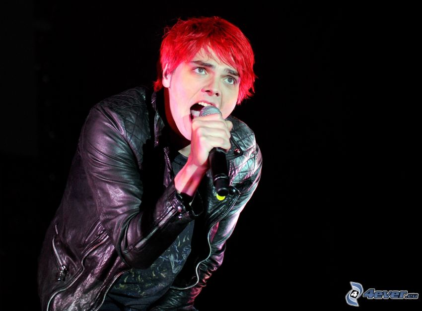 Gerard Way, chant, cheveux rouge
