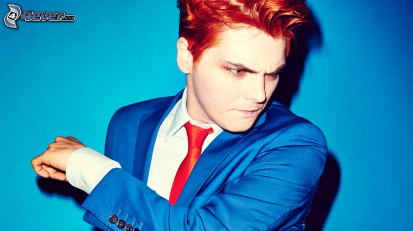 Gerard Way, cheveux rouge, homme en costume