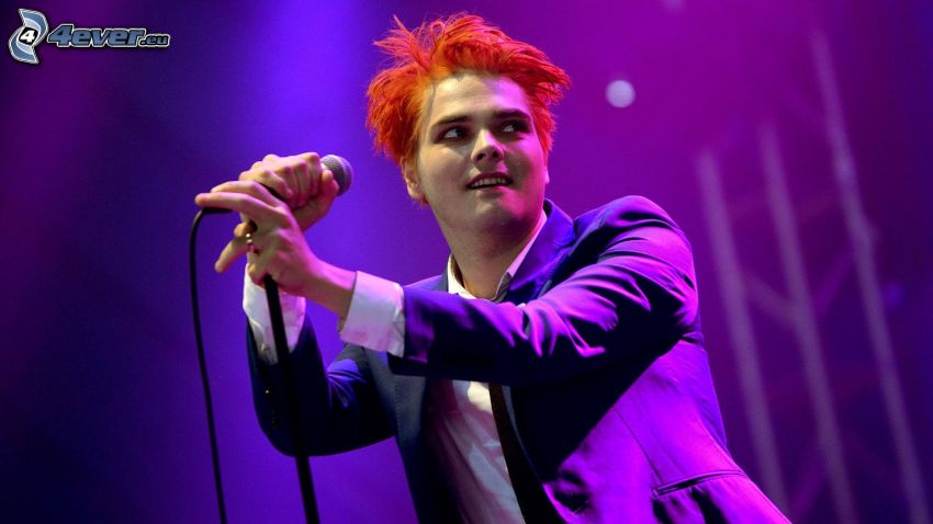 Gerard Way, cheveux rouge, microphone