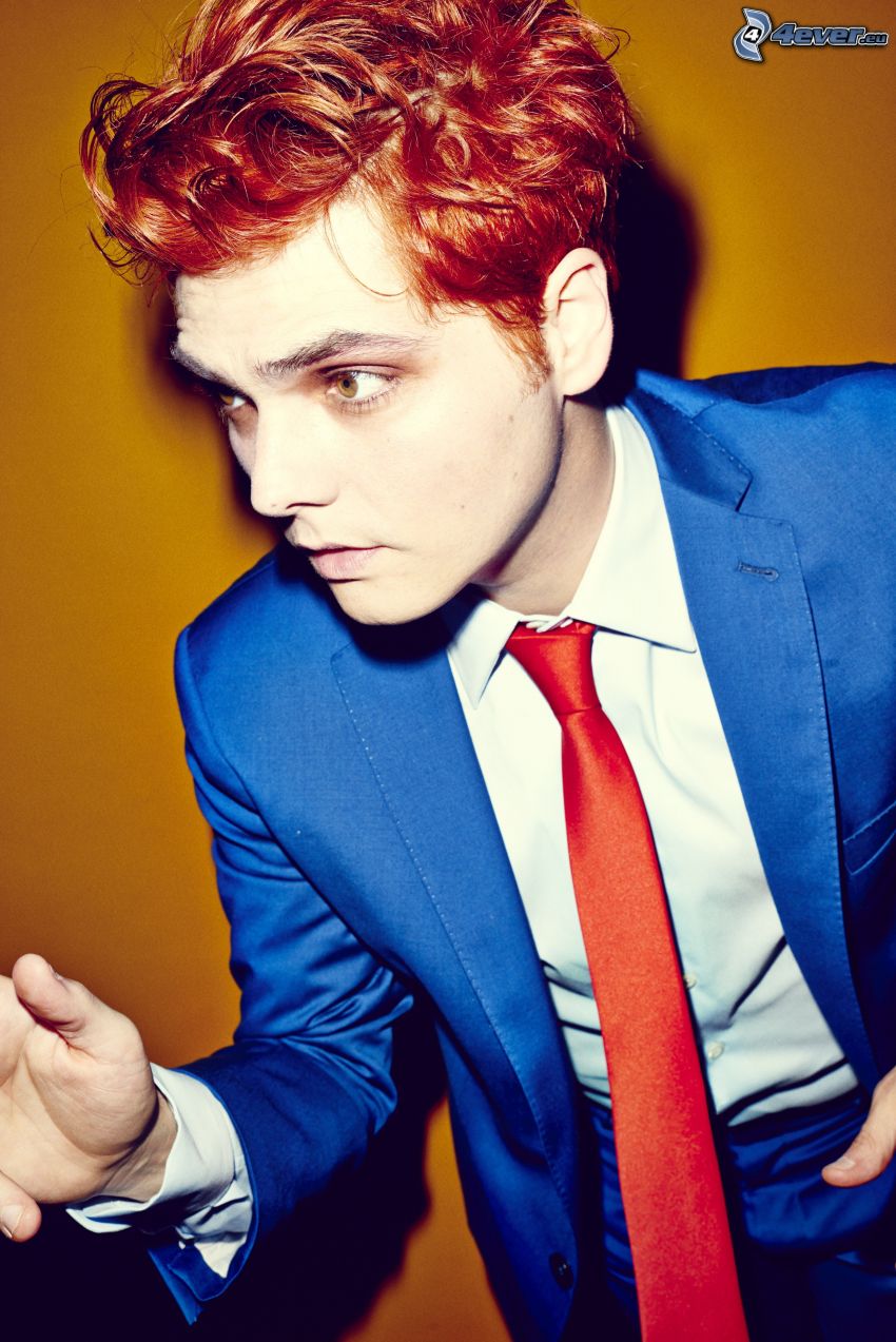 Gerard Way, homme en costume, cheveux rouge
