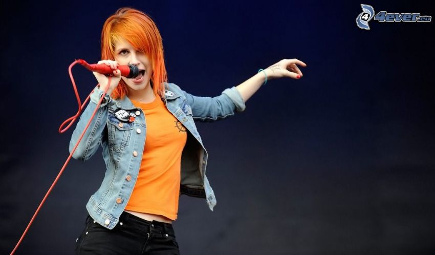 Hayley Williams, microphone, chant, rousse