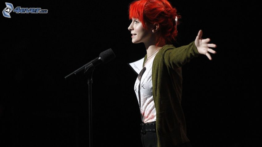 Hayley Williams, microphone, rousse