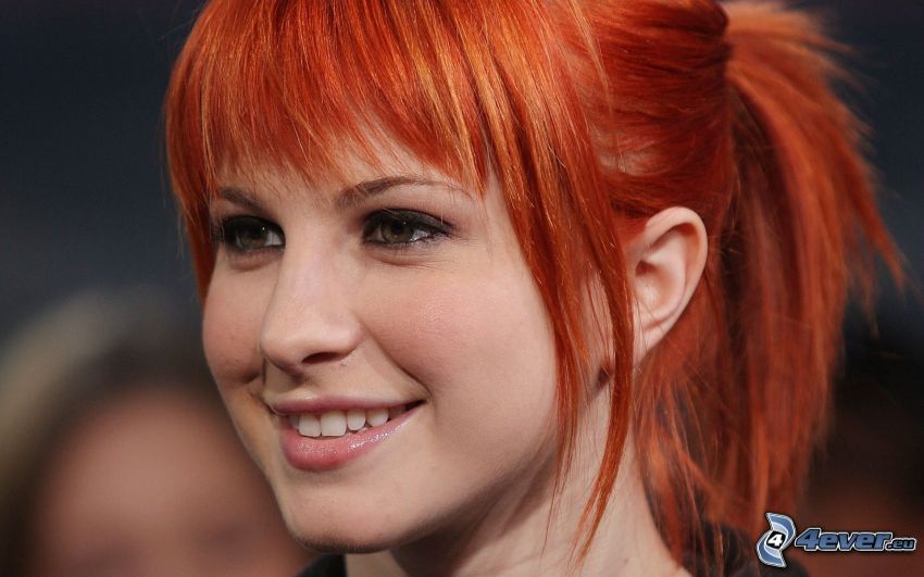 Hayley Williams, rousse, sourire