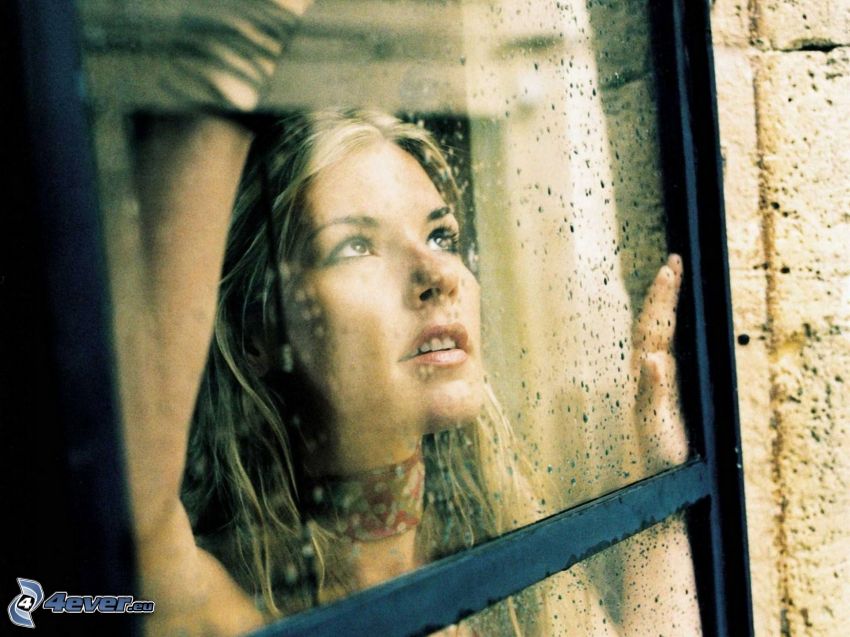 Jennifer Paige, fille et la fenêtre