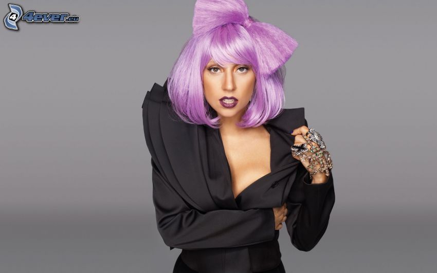 Lady Gaga, cheveux violets, vêtements noirs