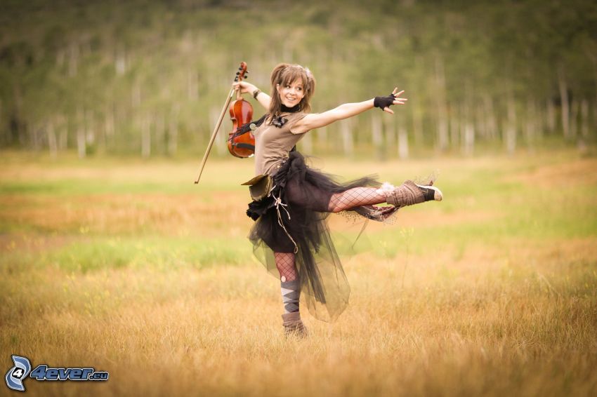 Lindsey Stirling, fille sur la prairie, violon