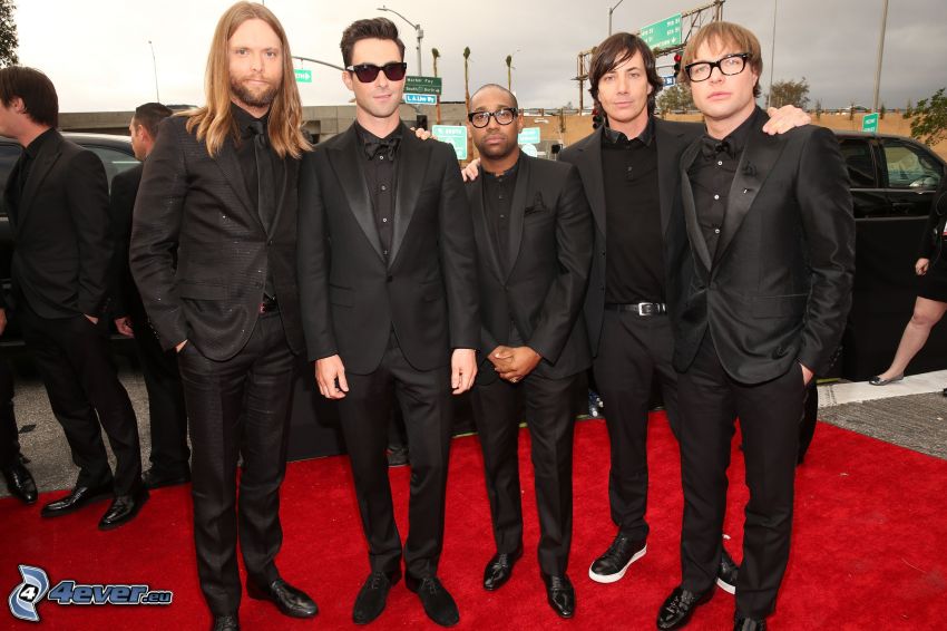 Maroon 5, hommes en costumes