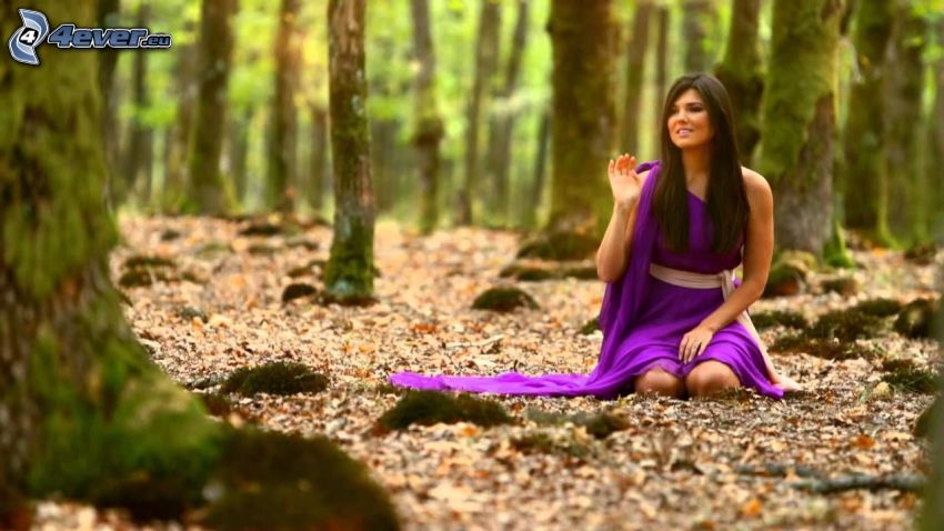 Paula Seling, forêt, robe violette