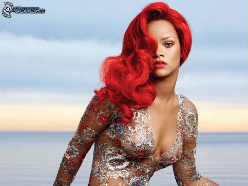 Rihanna, cheveux rouge, mer