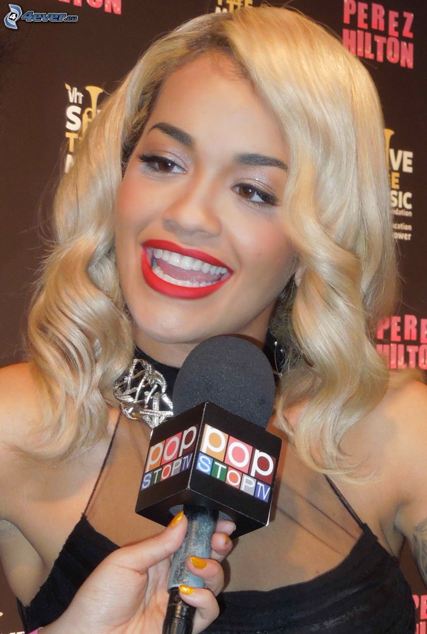 Rita Ora, microphone