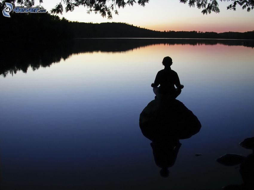 silhouette d'un homme, méditation, lac, forêt, après le coucher du soleil, soirée