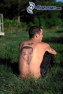 tatouage sur le dos, visage