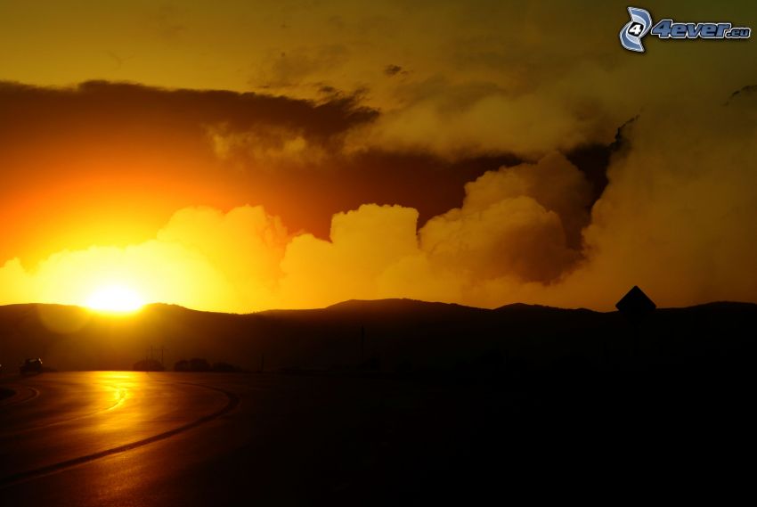 coucher du soleil, ciel jaune, montagne, nuages