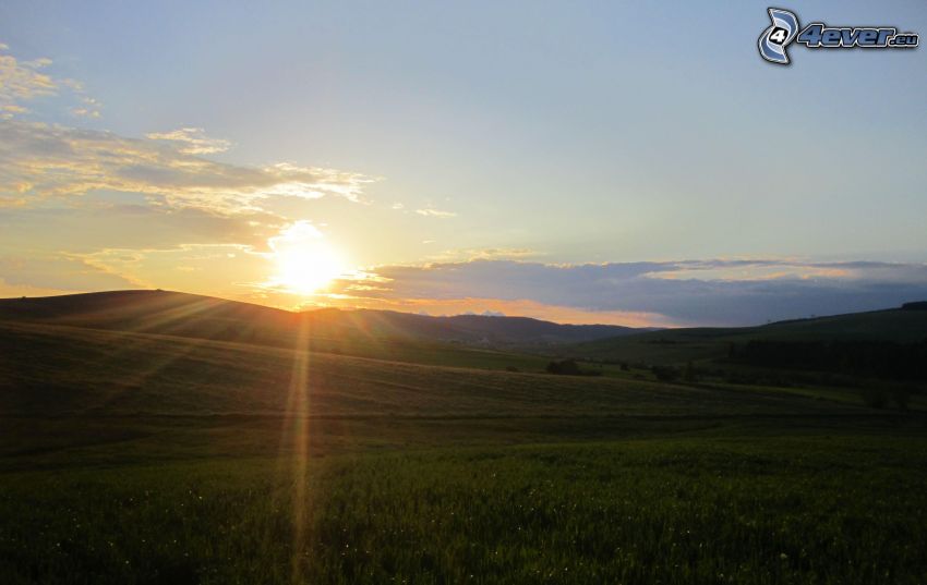 coucher du soleil derrière la colline, prairies